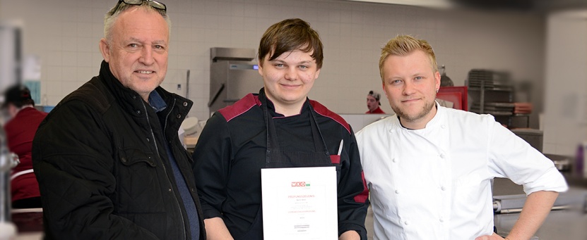 Lebenshilfe-Ennstal-Obmann Michael Fasching B.A. (links) und Benissimo-Küchenchef Patrick Köberl (rechts) gratulierten dem frischgebackenen Koch Martin Möstl zur bestandenen Lehrabschlussprüfung.